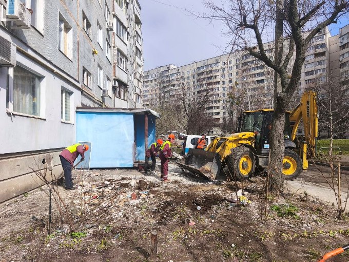 Новини Харкова: комунальники прибирають наслідки удару